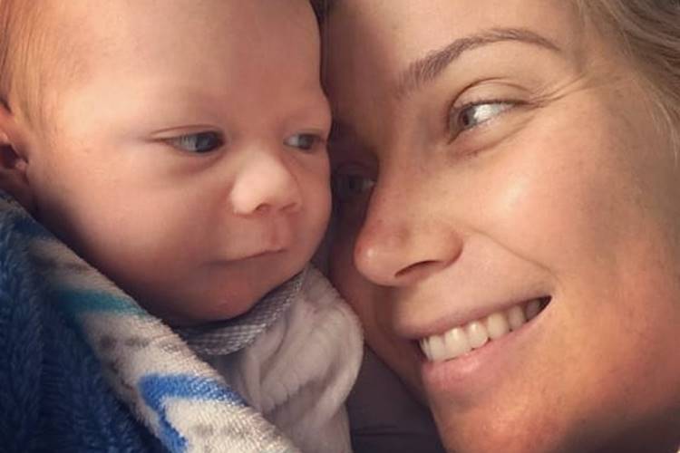 Luiza Possi encanta ao trocar olhares com o filho Lucca