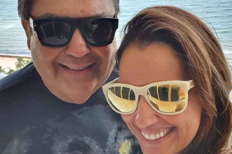 Em click raro, Luciana Cardoso posa ao lado de Faustão e o cantor Roberto Carlos