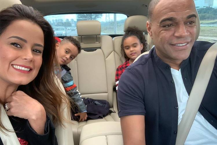 Luciele Di Camargo presta linda homenagem de aniversário ao marido, Denilson