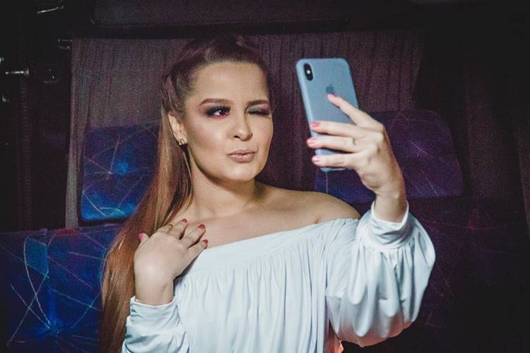 Sertaneja Maiara se declara a filha do namorado, Fernando