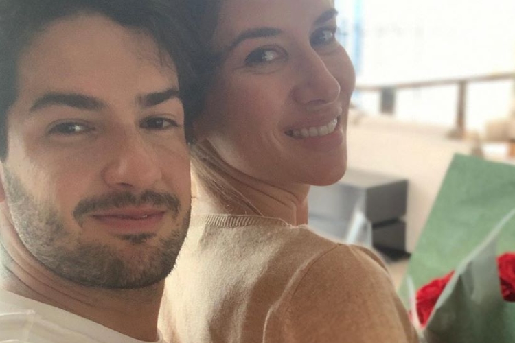Alexandre Pato surge em click inédito do casamento com Rebeca Abravanel na web