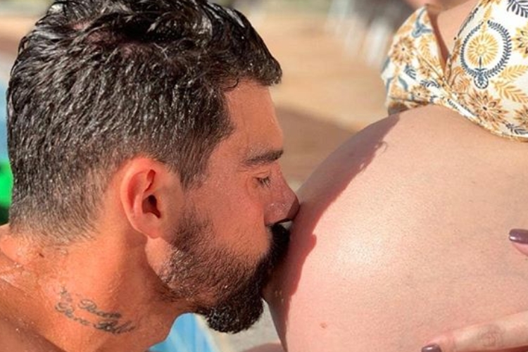 Emoção! Jogador Radamés Martins, ex de Viviane Araújo, exibe momento do nascimento da filha na web