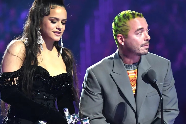 Cantor J Balvin comove ao fazer protesto ao vivo sobre a Amazônia durante premiação internacional