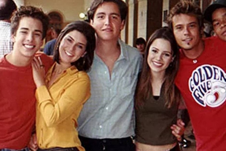 Emocionante! Elenco do seriado Sandy e Junior se reencontram durante show da dupla