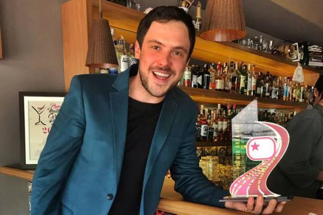 Sérgio Guizé recebe Prêmio Área VIP Sérgio Guizé com o Troféu Área VIP/Foto: ÁreaVip