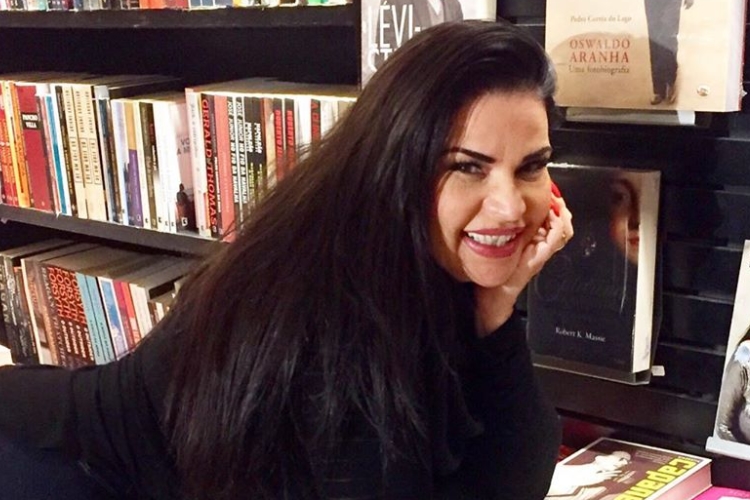 Solange Gomes celebra sucesso em vendas de livro polêmico com click ousado e faz declaração