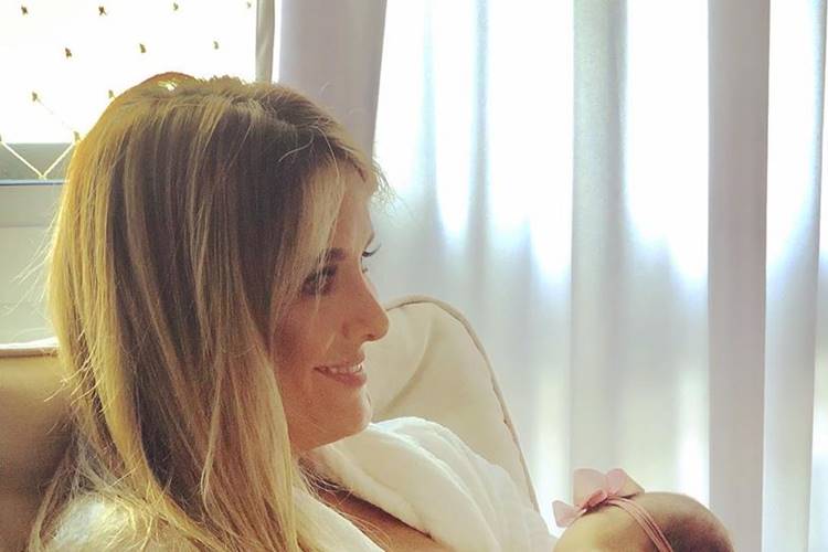 Ticiane Pinheiro encanta em click amamentando Manuella