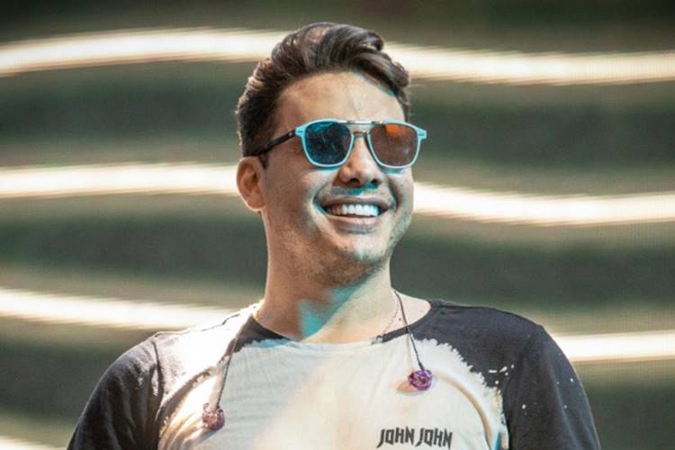 Wesley Safadão interrompe show com pedido de noivado de fã