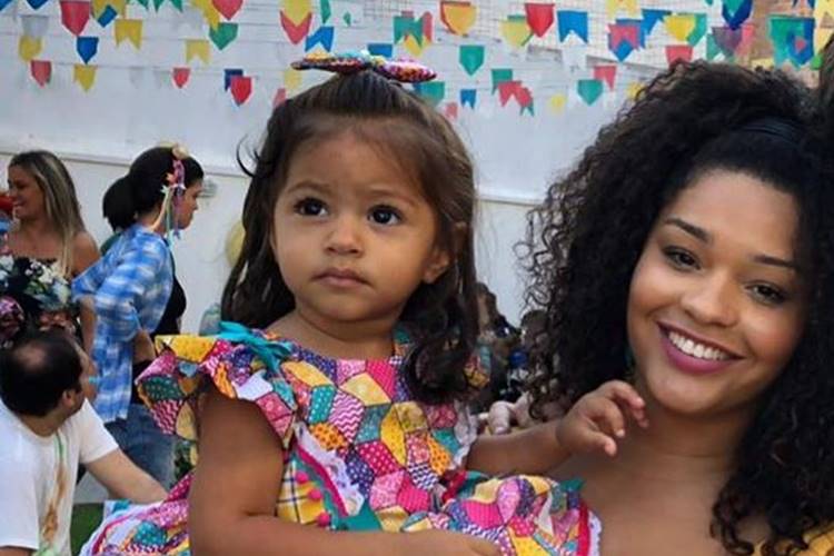 Juliana Alves encanta ao mostrar diversos momentos da amamentação da filha Yolanda