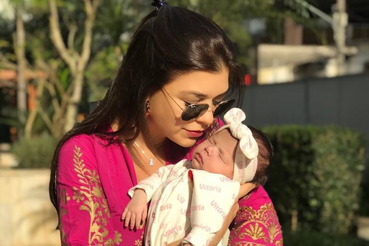 Amanda Françozo celebra primeiro mês da filha, Vitória