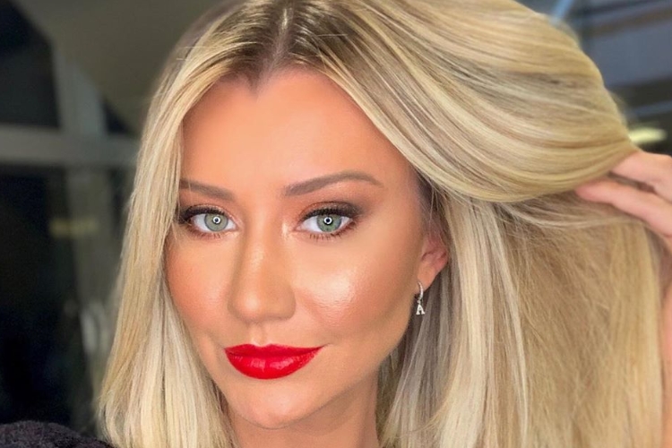 Ana Paula Siebert celebra cinco meses de gravidez e surpreende ao exibir barriga com biquíni chamativo