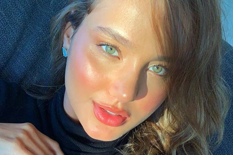 Com foto de biquíni, namorada do sertanejo Sorocaba chama atenção na web