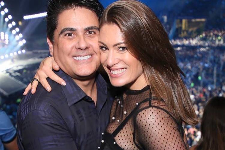 Elaine Mickely, esposa de Cesar Filho, usa look transparente para o show ‘Amigos’