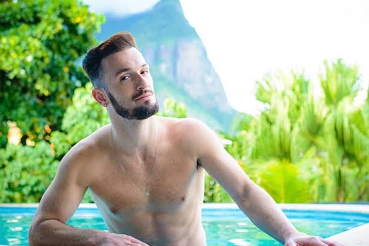 Ao lado de Xuxa, Diego Hypolito posta primeira foto com o namorado