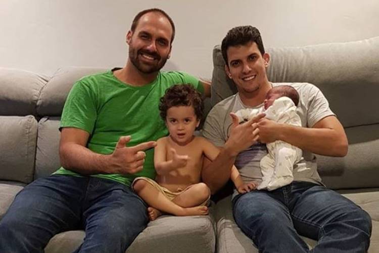 Eduardo Bolsonaro visita filho recém-nascido de Felipe Sertanejo na maternidade