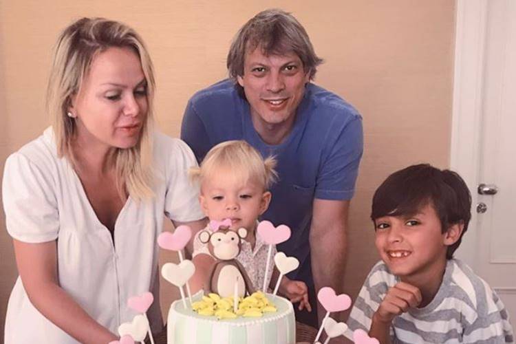 Eliana celebra dois anos da filha, Manuela