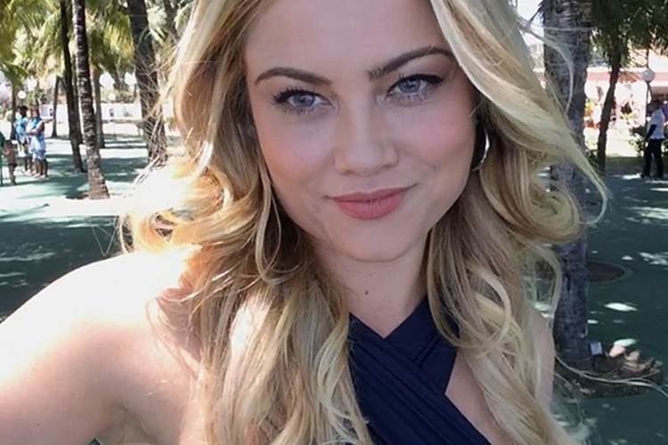 Aos 40 anos, Ellen Rocche arranca elogios ao surgir de biquíni na piscina