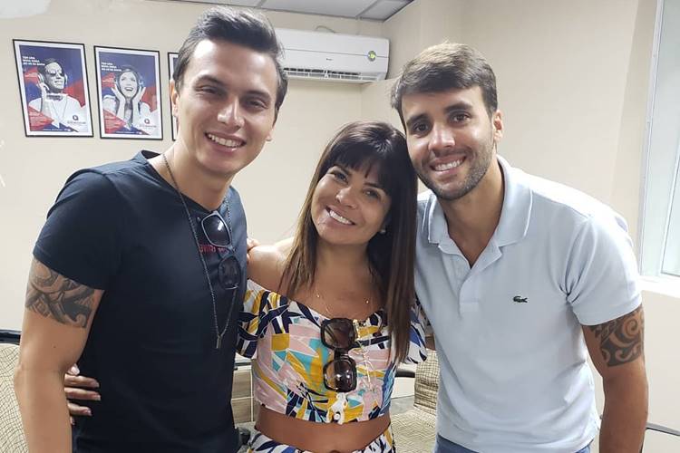 Mara Maravilha posa com marido de Ivete Sangalo