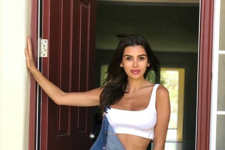 Filha de Roberto Cabrini estreia no Fofocalizando