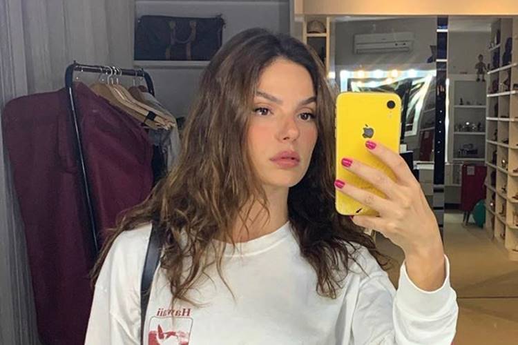 Isis Valverde surpreende ao publicar foto antiga do filho e lamentar saudade