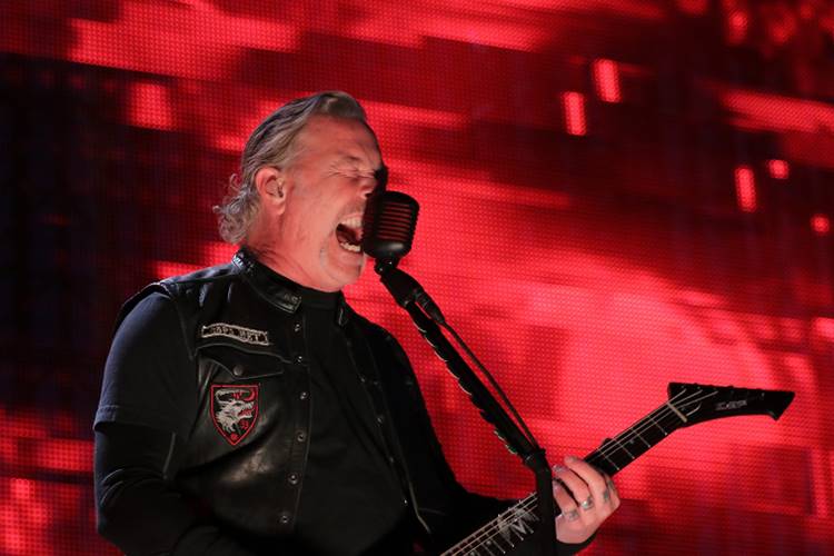 Metallica adia turnê após recaída de James Hetfield