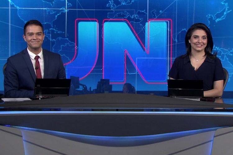 Jornalistas se submetem a situação inusitada antes de ir ao ar no ‘Jornal Nacional’