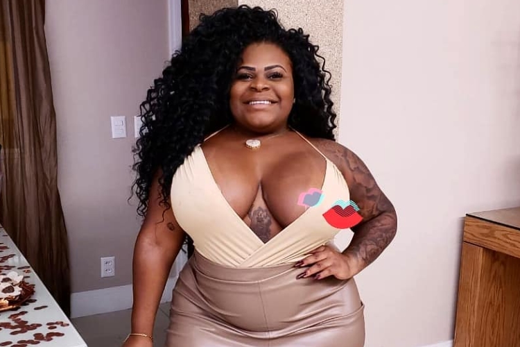 Jojo Todynho se revolta diante de críticas após exibir seios para cantor famoso