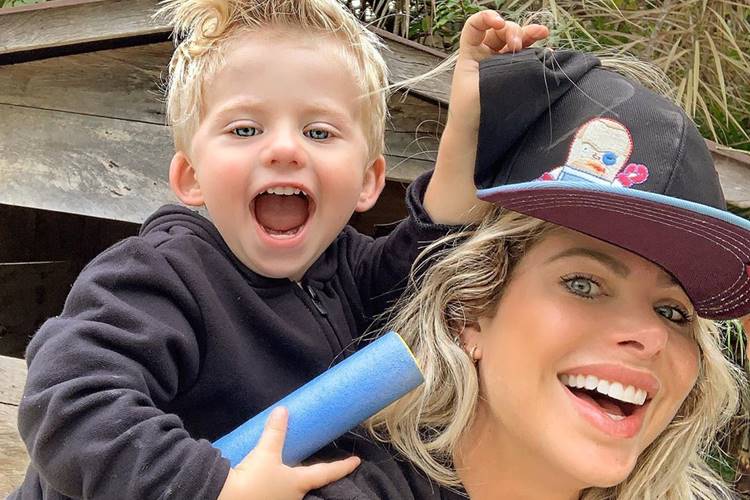 Karina Bacchi se derrete pelo filho em momento com os avós