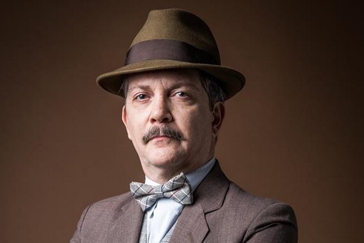 Ator de ‘Éramos Seis’ compara vilão a políticos corruptos: “Mamadores da teta do governo”