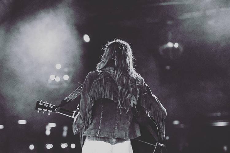 Cantora country morre aos 30 anos em grave acidente de carro