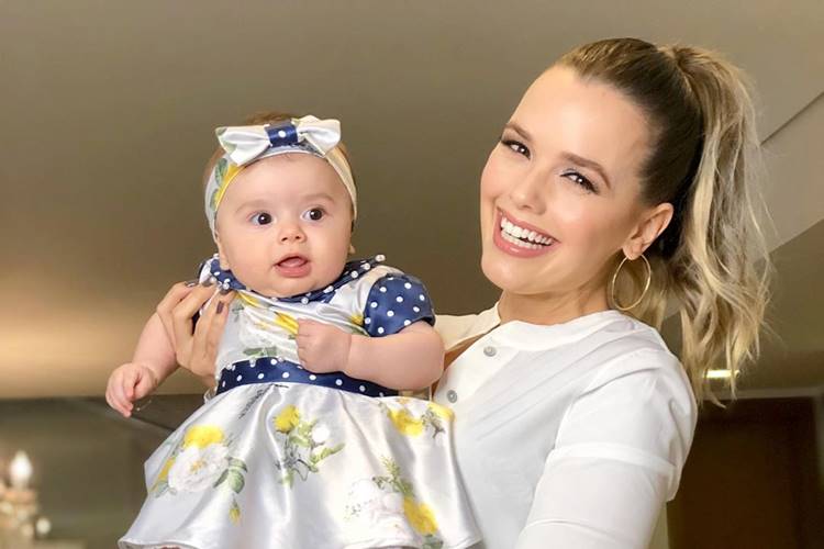 Sertaneja Thaeme encanta ao combinar look com a filha, Liz