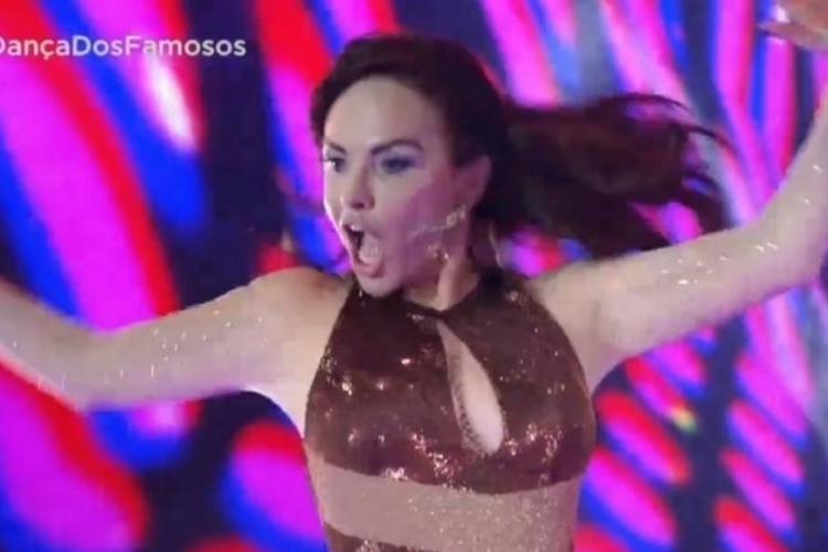 Aos 58 anos, Luiza Tomé causa ao posar de maiô na piscina