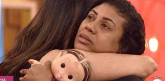 Mãe de Ágatha, morta no Alemão, faz depoimento comovente e é consolada por Fátima Bernardes Mãe de Agatha recebe abraço de Fátima Bernardes / Reprodução Globo