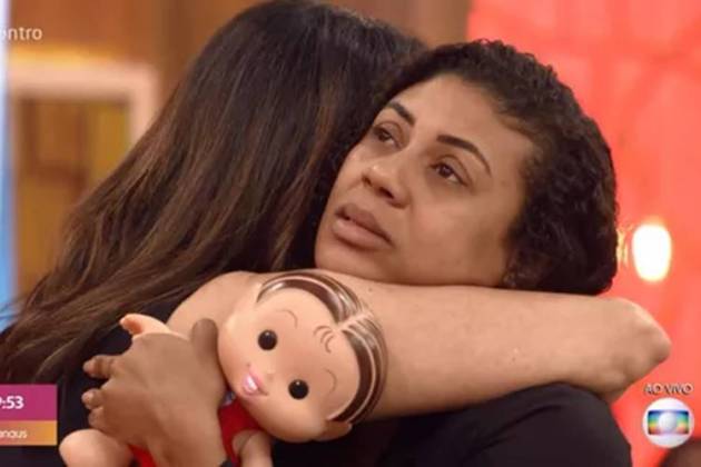Mãe de Agatha recebe abraço de Fátima Bernardes / Reprodução Globo