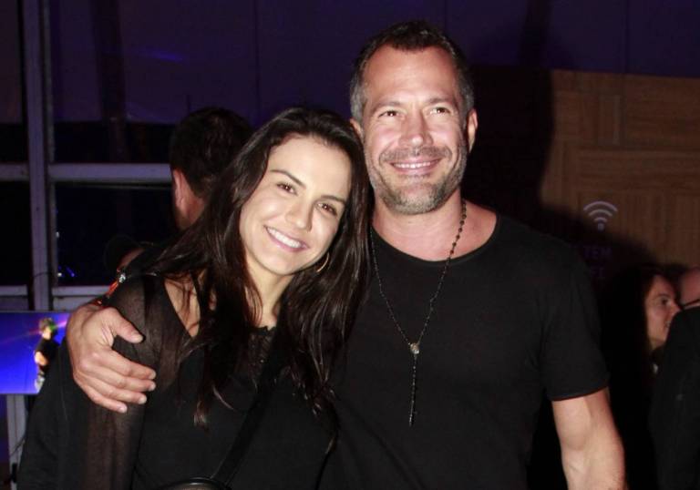 De férias,  Malvino Salvador faz brincadeira com a esposa Kyra Graice