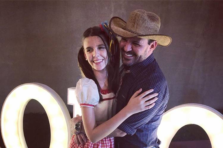 Duda, filha de Eduardo Costa, mostra detalhe do camarim do pai