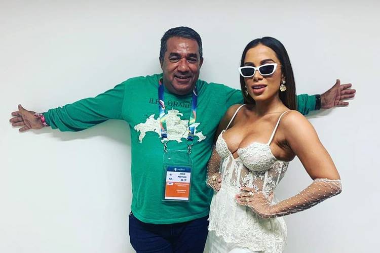 Pai de Anitta desabafa na web e sai em defesa da filha: “Internet é um saco mesmo”