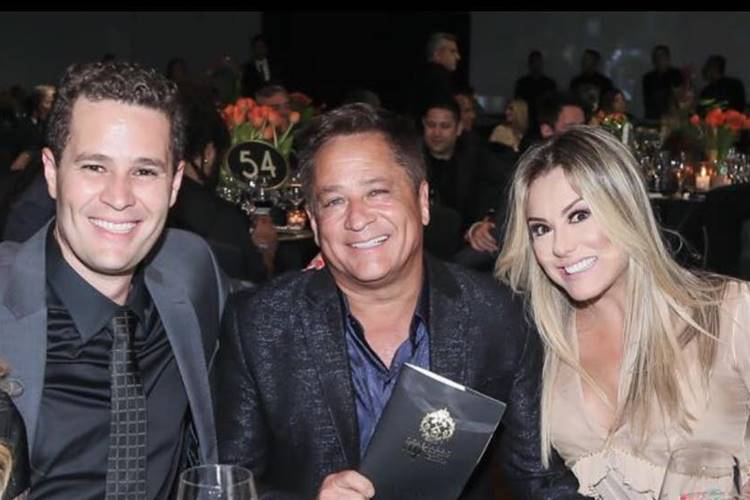 Filho de Leonardo posta click com família sertaneja e Poliana faz pedido especial