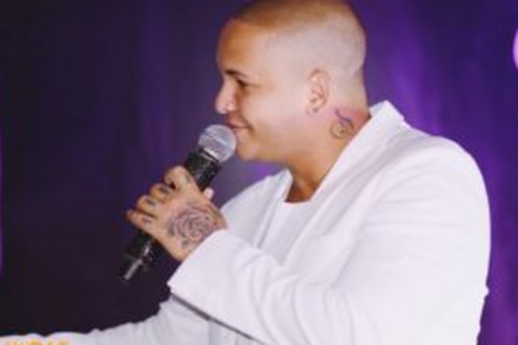 Cantor famoso emociona ao presentear fã vítima de assalto