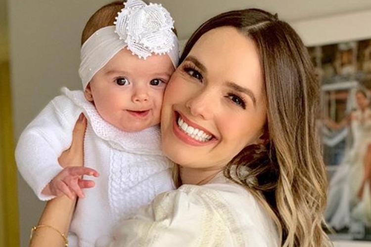 Sertaneja Thaeme emociona após flagrar a filha falando pela primeira vez