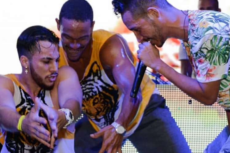 Dançarino de famoso cantor foge durante assalto em plena madrugada