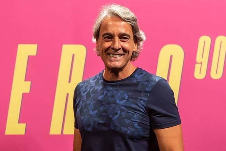 Fãs tietam Alexandre Borges no metrô do Rio de Janeiro