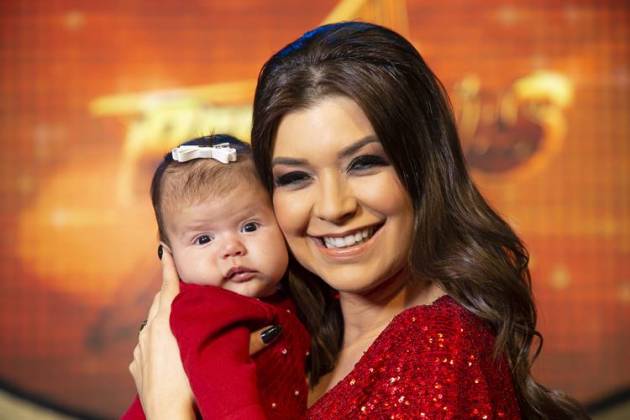 Amanda Françozo com a filha (Juan Ribeiro / Divulgação TV Aparecida)