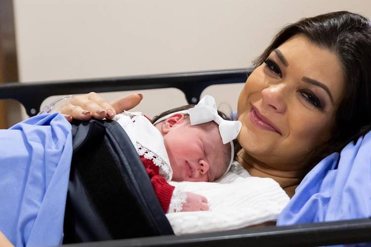 Amanda Françozo posa amamentando: “Exercício do amor”