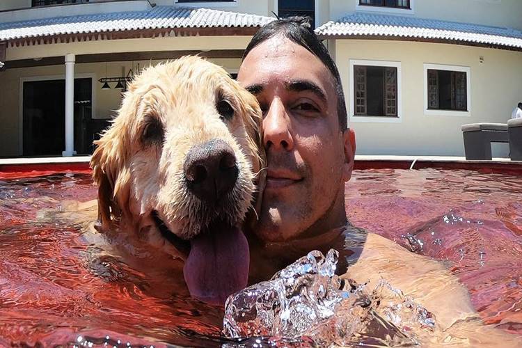 “Cozinho para mim e para meus cachorros. Faço comida natural”, revela André Marques