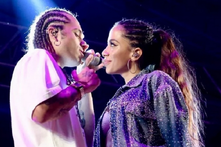 Após beijos quentes, Anitta surge no colo do cantor Vitão nos bastidores do Rock in Rio