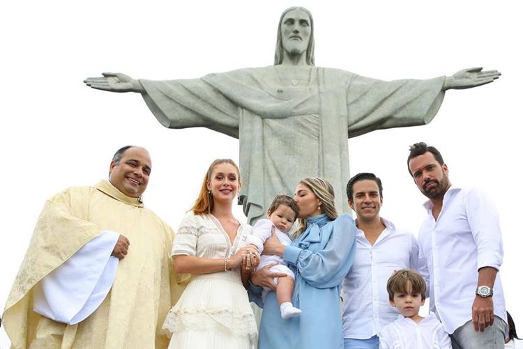 Luma Costa realiza batizado do filho no Cristo Redentor
