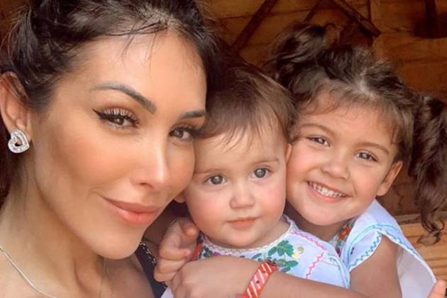 Bella Falconi com as filhas/Instagram