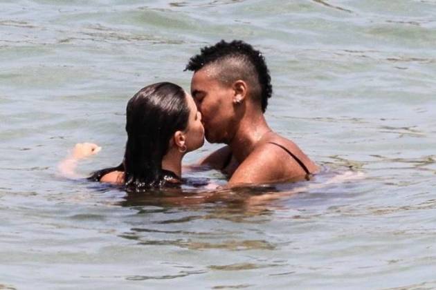 Bruna Linzmeyer beijando no mar/AgNews