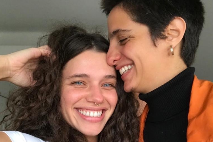 Bruna Linzmeyer anuncia fim de namoro com a artista plástica Priscila Fiszman